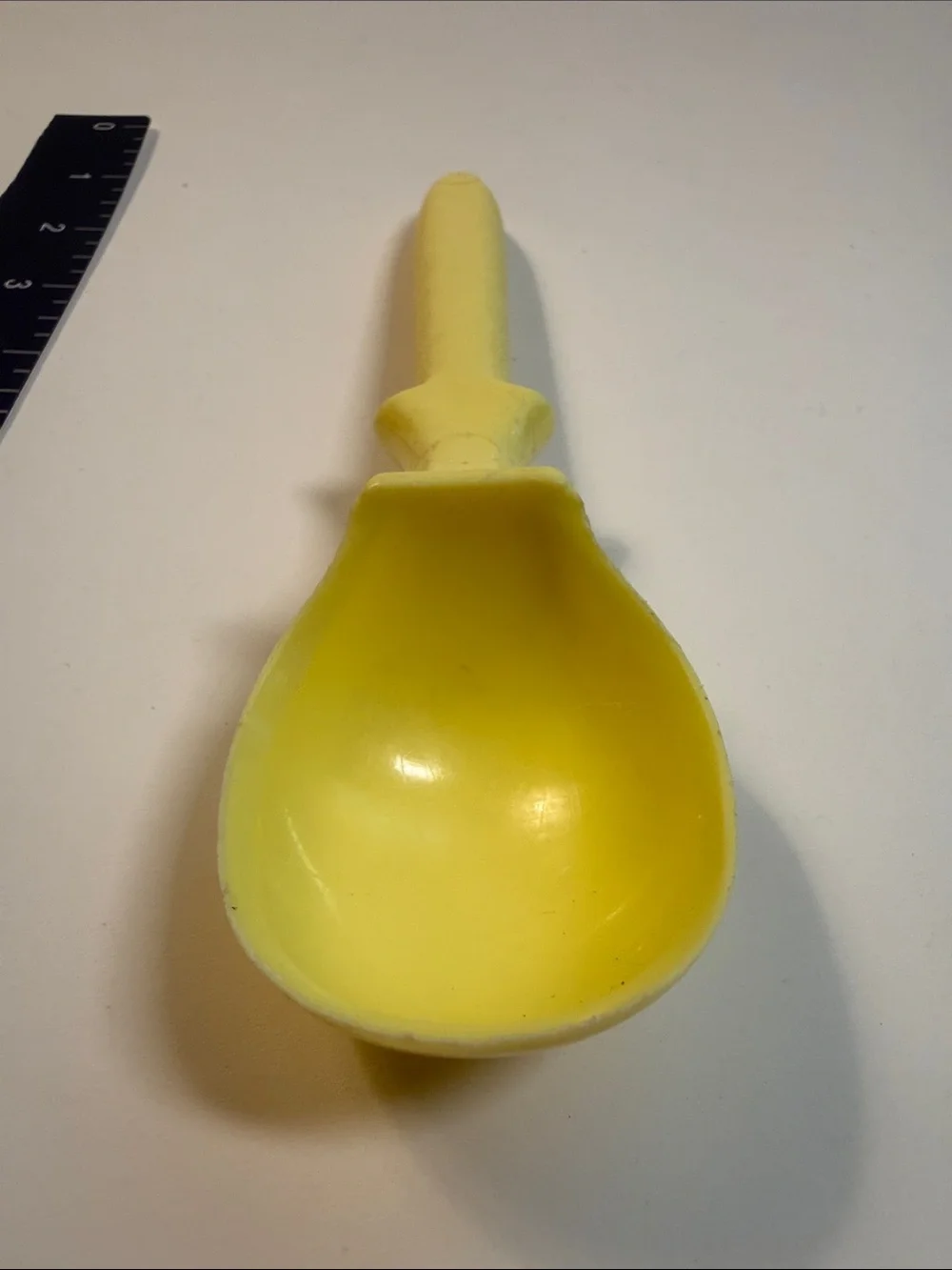Vintage yellow plastic ice cream scoop no brand